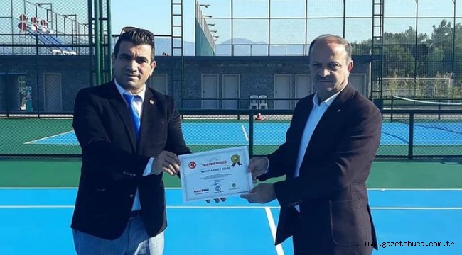 AHMET SELİK ÖDÜLÜNÜ ALDI