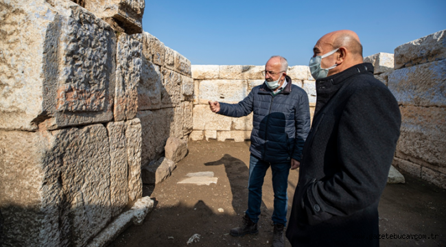 Başkan Soyer Smyrna Antik Tiyatrosu'ndaki kazı çalışmalarını inceledi
