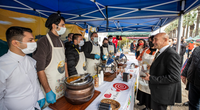 Başkan Soyer yılbaşı alışverişini Kültürpark Üretici Pazarı'nda yaptı