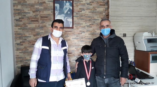 BERTUĞ OTO RAMAZAN BEY VE OGLUNA ÖDÜLÜNÜ VERDİK