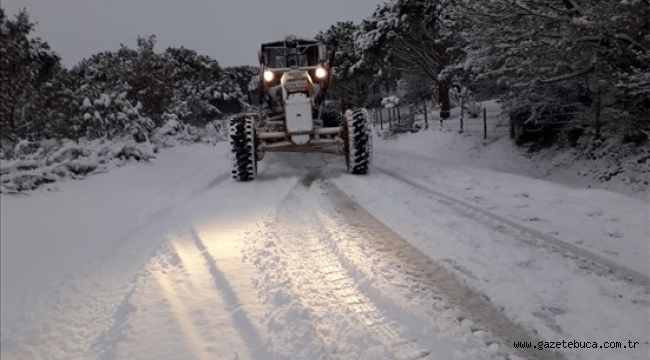 İzmir Büyükşehir Belediyesi ekipleri karla mücadelesini sürdürüyor