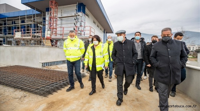 Soyer çifti pazar alışverişini Bayındır üreticisinden yaptı