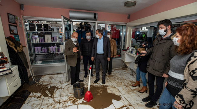 Başkan Soyer selden zarar gören aileleri ve esnafı ziyaret etti