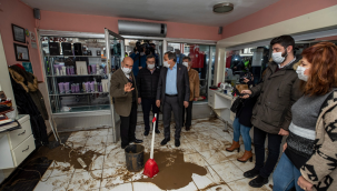 Başkan Soyer selden zarar gören aileleri ve esnafı ziyaret etti