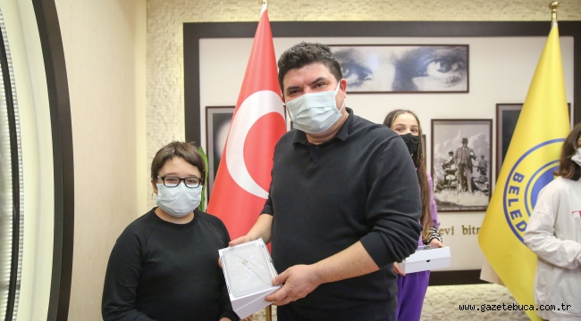 Dereceye giren öğrencilere ödüllerini Başkan Kılıç verdi  