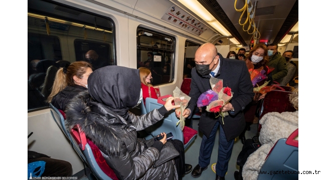 Başkan Soyer kadınlara karanfil dağıttı