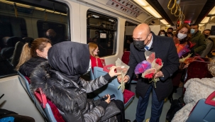 Başkan Soyer kadınlara karanfil dağıttı