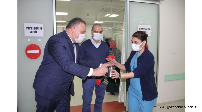 Buca Belediyesi'nden sağlık emekçilerine kırmızı karanfil