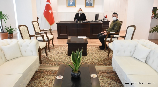 Buca Kaymakamı Sayın Mamut Nedim TUNÇER. İş İnsanlarından Harun YILDIRIM'ın Zİyaretini Makamında Kabul Etti 