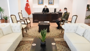 Buca Kaymakamı Sayın Mamut Nedim TUNÇER. İş İnsanlarından Harun YILDIRIM'ın Zİyaretini Makamında Kabul Etti