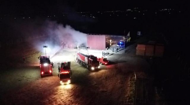 İzmir'de depo yangını: Binlerce balya saman kül old