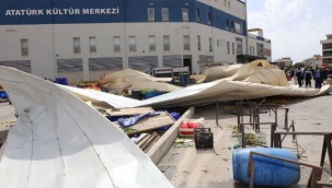 İzmir'deki fırtınada çatı pazar yerinin üzerine uçtu: 2 yaralı