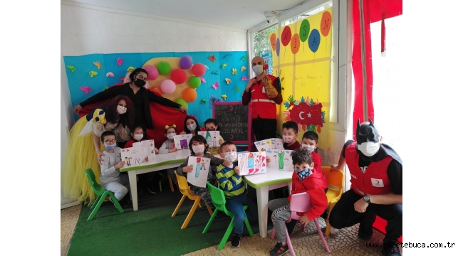 SÜPER KAHRAMANLARDAN MİNİKLERE HAYVAN SEVGİSİ