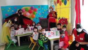 SÜPER KAHRAMANLARDAN MİNİKLERE HAYVAN SEVGİSİ