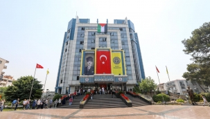 Buca Belediyesi hizmet binasına Filistin bayrağı