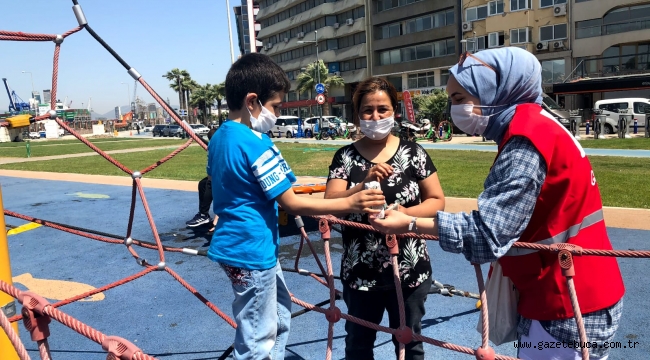 Genç Kızılay Gönüllüleri Çocuklara Kutu Süt Dağıttı
