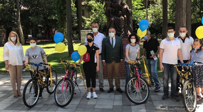 Dünya Bisiklet Günü'nde dereceye giren gençlere hediye