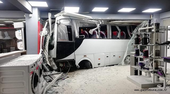 İzmir Buca'da işçi servisi mağazaya girdi: 12 yaralı