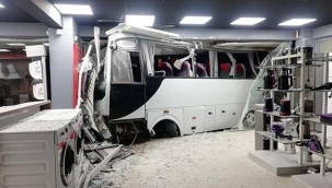 İzmir Buca'da işçi servisi mağazaya girdi: 12 yaralı