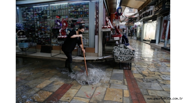 İzmir'de etkili olan sağanak su baskınlarına neden oldu