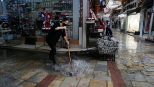 İzmir'de etkili olan sağanak su baskınlarına neden oldu