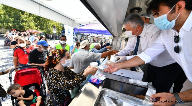 İzmir Büyükşehir Belediyesi 3 bin kişilik aşure dağıttı