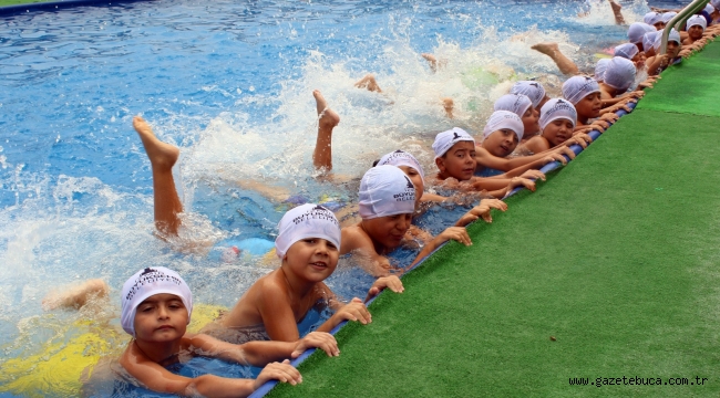 Portatif havuzda sertifika sevinci