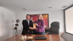 AYSUN ÖNAL ÖDÜLÜNÜ ALDI