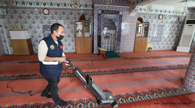 Buca Belediyesi camilerde köşe bucak temizlik yaptı