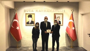 Buca Kaymakamı Sayın Mahmut Nedim TUNÇER, Gazete Buca Genel Yayın Yönetmeni Aziz TEKİN ve Esra TOP'un ziyaretlerini makamında kabul etti