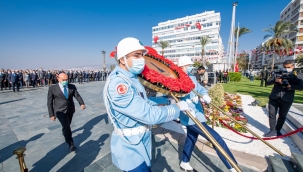 Cumhuriyet Bayramı kutlamaları çelenk töreniyle başladı