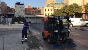 İZMİR BÜYÜKŞEHİR BELEDİYESİ VE KONAK BELEDİYESİ PERSONELİNDEN GIDA ÇARŞISI ÇEVRESİNDE TEMİZLİK MESAİSİ