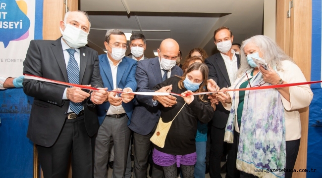 "Teksek yalnızız, birlikteysek tamız"