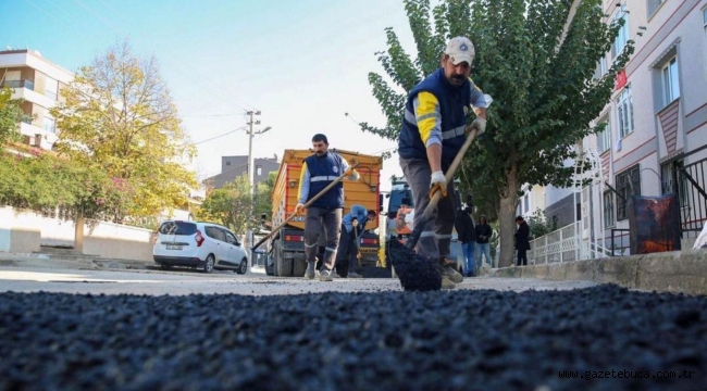 35 ton asfalt ile Buca sokaklarında iyileştirme çalışmaları 