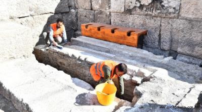 Efes Antik Tiyatrosu'ndan daha görkemli Smyrna Antik Tiyatro'sunda  sürpriz buluntu
