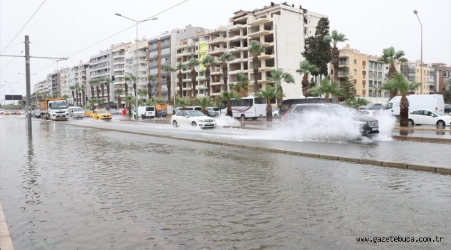 İzmir'de fırtına nedeniyle deniz taştı