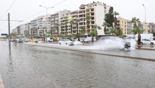 İzmir'de fırtına nedeniyle deniz taştı