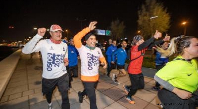 Başkan Soyer en uzun gecede İzmirlilerle birlikte koştu