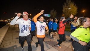 Başkan Soyer en uzun gecede İzmirlilerle birlikte koştu