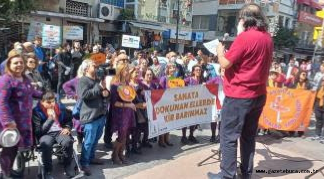 İzmir'de Dünya Tiyatro Günü coşkuyla kutlandı