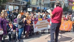 İzmir'de Dünya Tiyatro Günü coşkuyla kutlandı