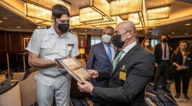 Başkan Soyer 6 yıl aradan sonra İzmir'e gelen ilk kruvaziyeri karşıladı