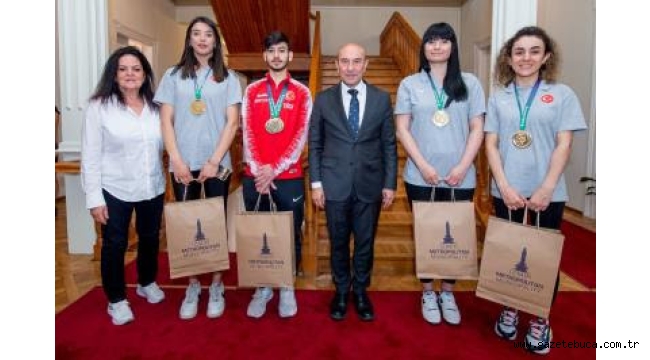 İşitme engelli olimpiyat şampiyonları Başkan Soyer'i ziyaret etti