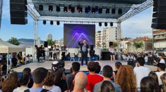 İzmir Uluslararası Gençlik ve Dans Festivali renkli görüntülere sahne oldu