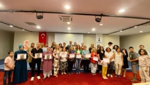 "Mahallemizin Kadınları Sinema Yapıyor" projesi ilk mezunlarını verdi