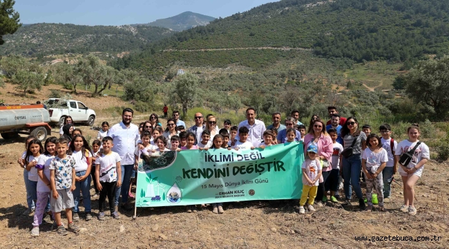 Ölmez ağaç minik ellerle toprağa kavuştu  Bucalı çocuklardan zeytin fidanı dikimi