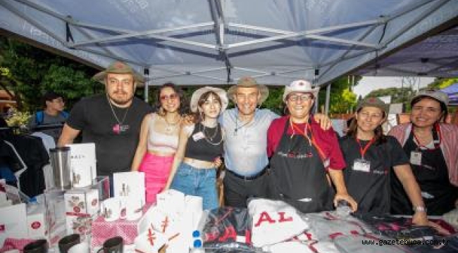Soyer mezunu olduğu lisenin ayran gününe katıldı