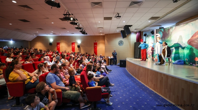 Bucalı minikler Dev Şirinler'le eğlendi