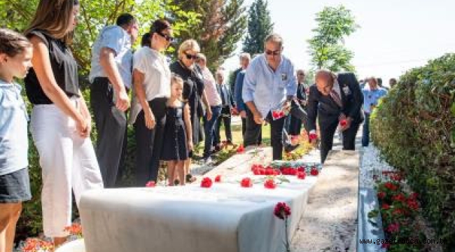 İzmir'in unutulmaz başkanı Ahmet Piriştina kabri başında anıldı