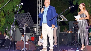 15'inci Türkiye Tiyatro Buluşması başladı  Başkan Soyer'e sanata desteği için onur ödülü